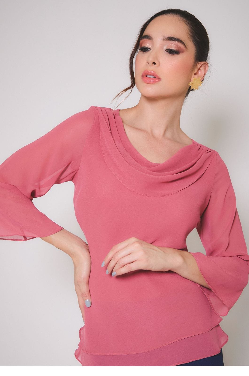 Blusa chiffon al sesgo cuello caído