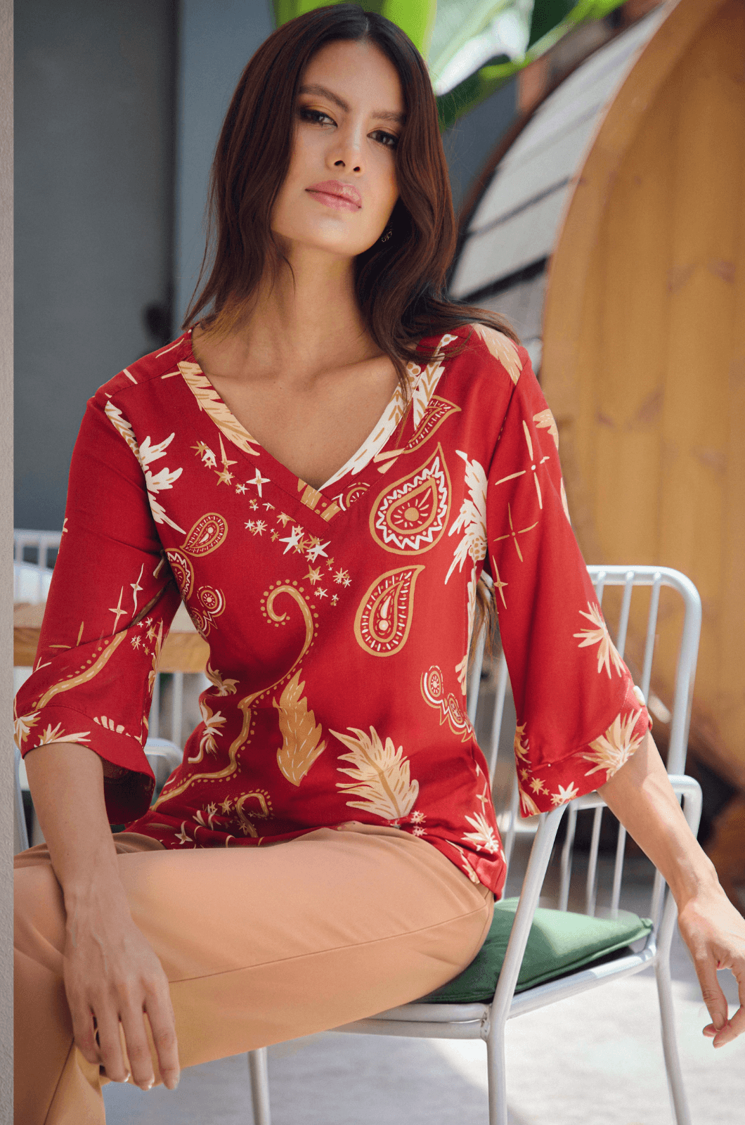 Alternative view of BLUSA ESCOTE CRUZADO CON CORTES